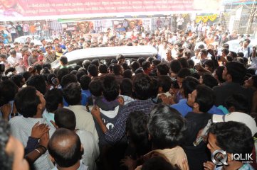 Yevadu Hungama at Sandhya Theatre
